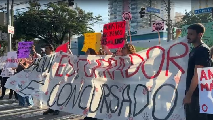 Alunos da USP ocupam prédio da reitoria em manifestação