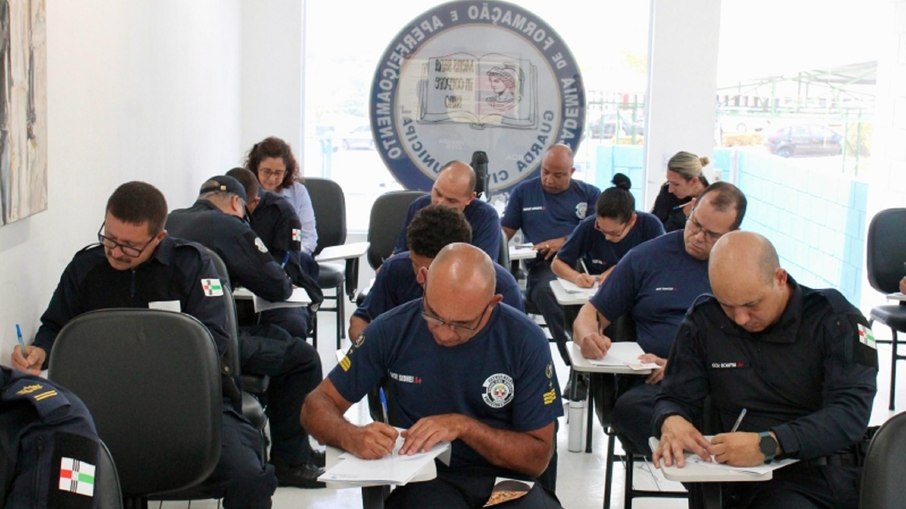 Agentes da GCM Vinhedo durante curso no Centro de Formação