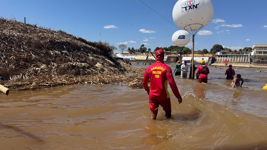 Equipes do Corpo de Bombeiros foram acionadas para atender a ocorrência Equipes do Corpo de Bombeiros foram acionadas para atender a ocorrência