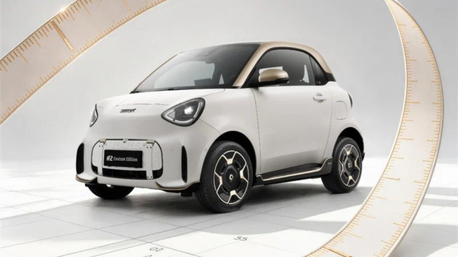 Edição especial smart #2 Couture combina carroceria branca e teto dourado; série de lançamento terá produção limitada a 999 unidades na China e outras 999 na Europa.