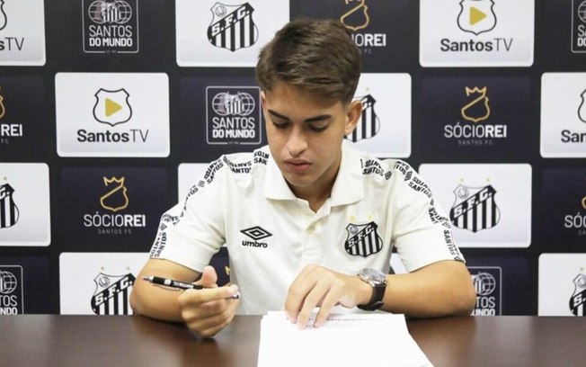 Matheus Lima assina o primeiro contrato profissional com o Santos
