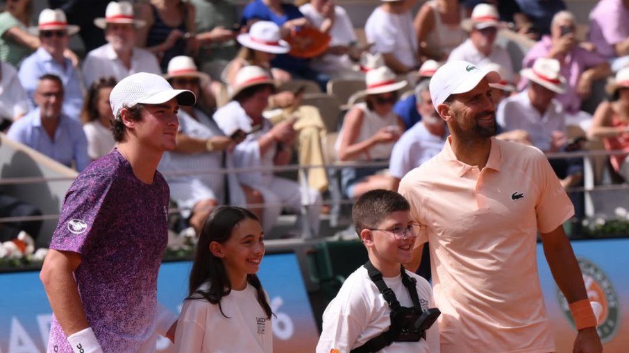 Com virada histórica, João Fonseca bate Djokovic em Roland Garros