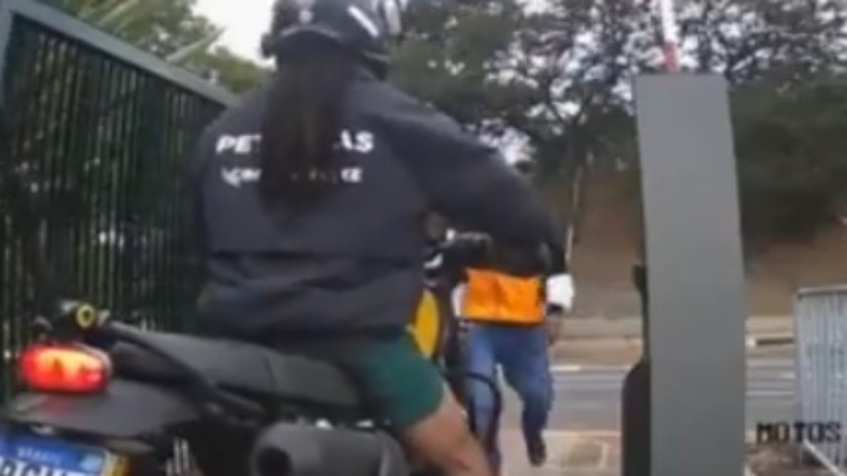 Vídeo mostra Rael sendo assaltado na saída do Villa-Lobos Vídeo mostra Rael sendo assaltado na saída do Villa-Lobos