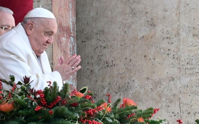 O papa Francisco acena para multidão após o discurso 