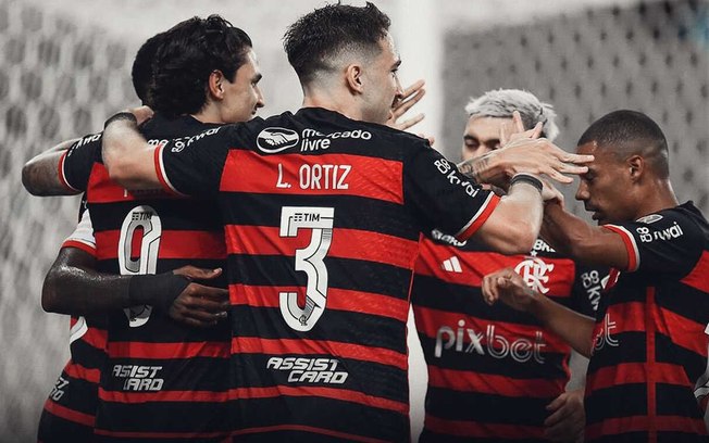 Jogadores do Flamengo comemorando gol