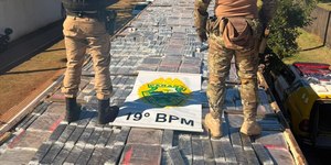 Quase 3 toneladas de maconha são achadas no teto de caminhão