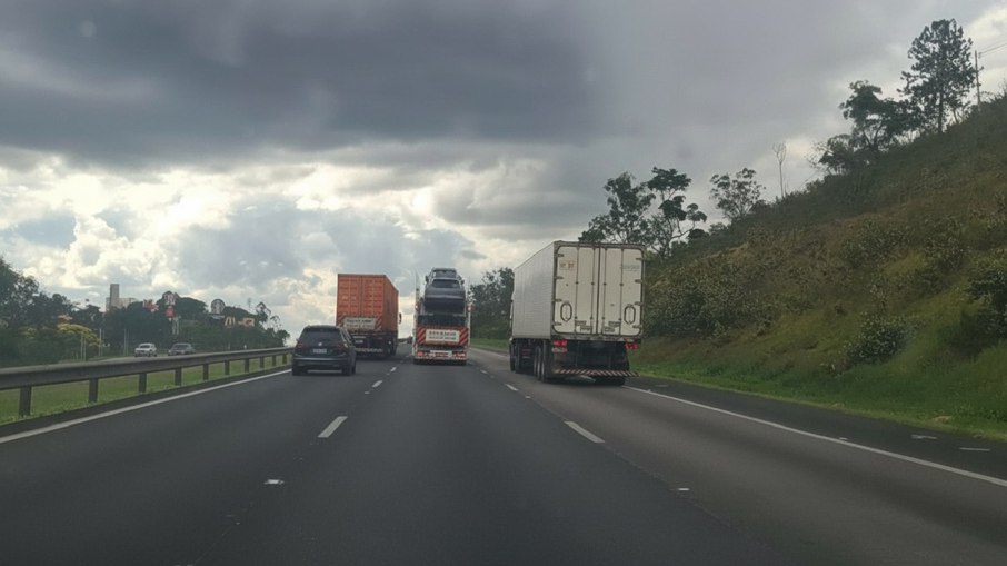 Caminhões utilizam as 3 faixas da SP-348 e bloqueiam fluxo de veículos