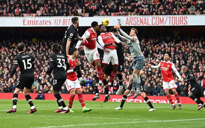 Loucura! Arsenal leva gol aos 9 segundos, mas vira aos 52 da etapa final!