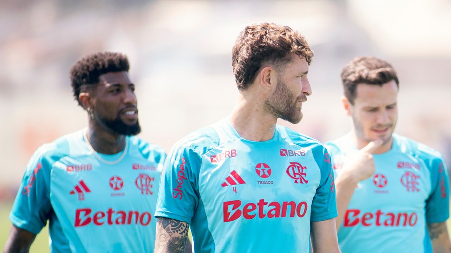 Emerson Royal, Léo Pereira e Saúl Ninguez em treino do Flamengo antes do jogo contra o Estudiantes Emerson Royal, Léo Pereira e Saúl Ninguez em treino do Flamengo antes do jogo contra o Estudiantes