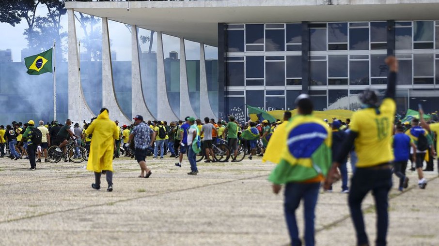 Manifestantes invadiram o Congresso, o STF e o Palácio do Planalto