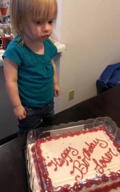 Mãe divulga foto do bolo de aniversário da filha com palavra errada em seu perfil do Facebook e explica a história