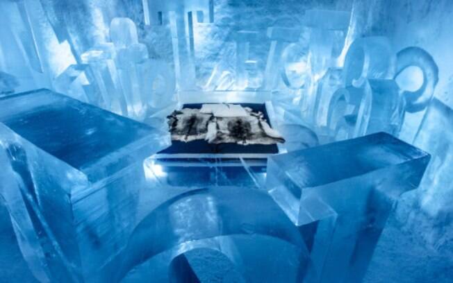 O Icehotel fica próximo ao Círculo Ártico e convida artistas para esculpir no gelo em quartos temáticos para os hóspedes