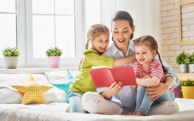 Que tal ler um livro com seus filhos? A contração de histórias estimula a leitura e apresenta palavras novas