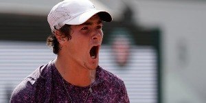 João Fonseca faz história, bate europeu e avança em Roland Garros