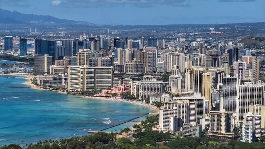 Vista aérea de Honolulu, Havaí, onde existe o turismo acessível para pessoas em cadeiras de rodas