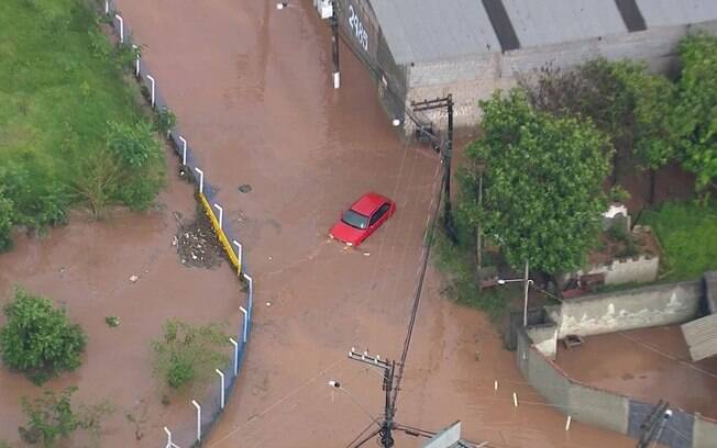 Em Cotia, um homem em carro teve que ser resgatado por moradores por conta da encete provocada pela chuva forte