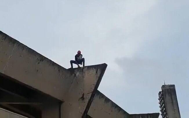Vídeo: torcedor vascaíno vestido de homem-aranha anda pelas paredes no estádio do Castelão-MA