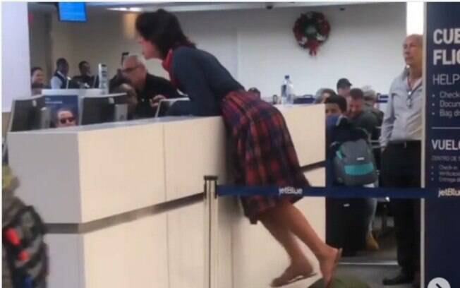 Esta mulher, que se dizia sem-teto, ficou histérica no aeroporto após ser impedida de embarcar por parecer intoxicada Esta mulher, que se dizia sem-teto, ficou histérica no aeroporto após ser impedida de embarcar por parecer intoxicada