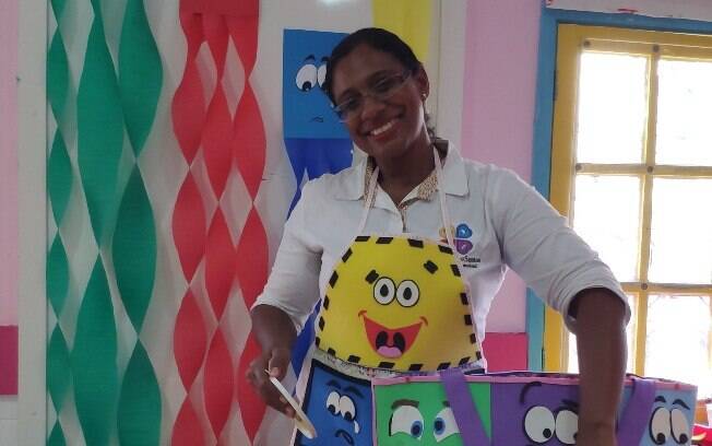Elizabete Santos trabalhando as emoções das crianças na escola Meu Caminhar