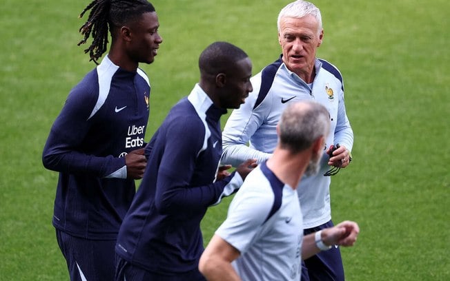 Técnico Didier Deschamps conversa com jogadores da França durante treinamento da seleção - Foto: Franck Fife/AFP via Getty Images