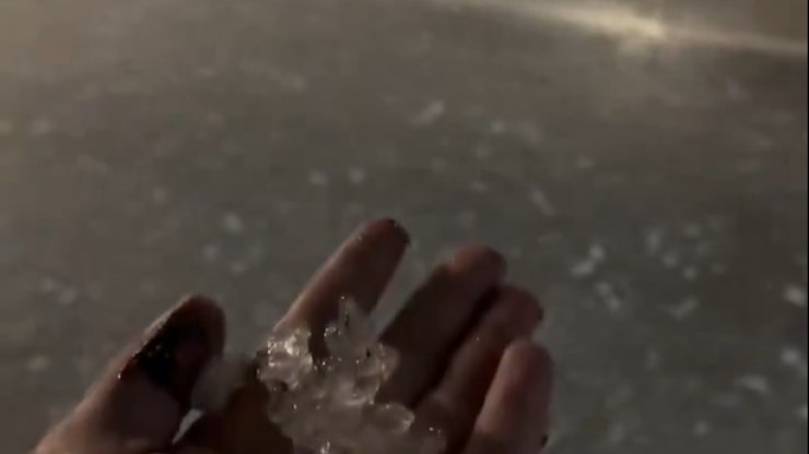 Tempestade%20com%20granizo%20atinge%20Barcelona%20e%20causa%20preju%C3%ADzos