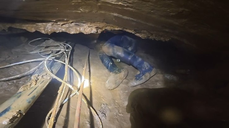 Equipes encerram buscas por dois homens presos em caverna alagada