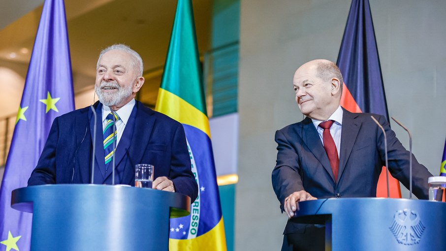 Lula discursando ao lado de Olaf Scholz