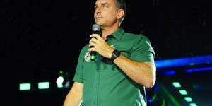 Flávio Bolsonaro embarca em voo para os Estados Unidos, diz site