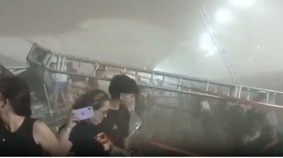 Momento em que cobertura da arquibancada desaba em Cuiabá Momento em que cobertura da arquibancada desaba em Cuiabá