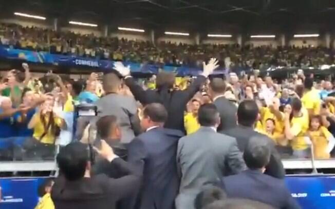 Bolsonaro é vaiado e também aplaudido durante jogo do Brasil contra a Argentina no Mineirão