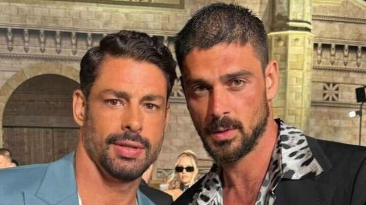 Cauã Reymond posa com ator de 365 Dias e internautas vão à loucura