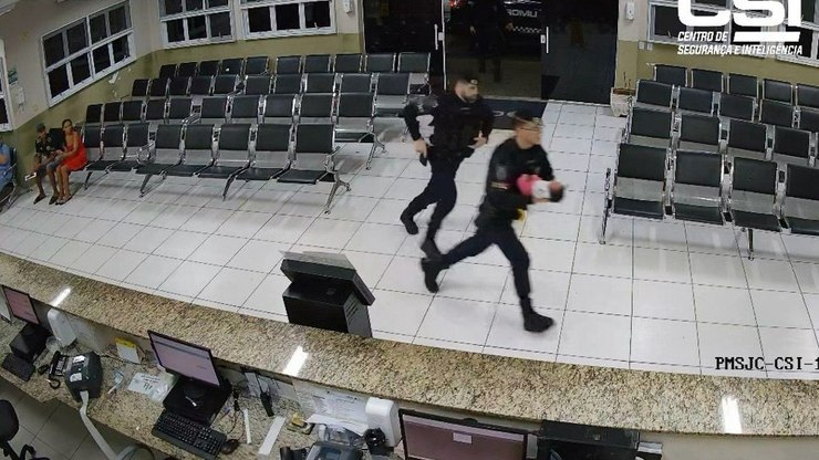 Recém-nascida é salva após engasgo e ação rápida de guardas