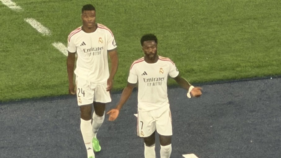 Vini Jr se revolta em substituição durante Roma x Real Madrid Vini Jr se revolta em substituição durante Roma x Real Madrid
