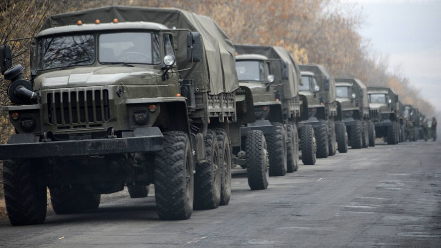 Veículos militares não identificados aguardam nas imediações de Snizhne, a 80km de Donetsk; mais de 80 deeles foram vistos hoje nas áreas controladas pelos separatistas
