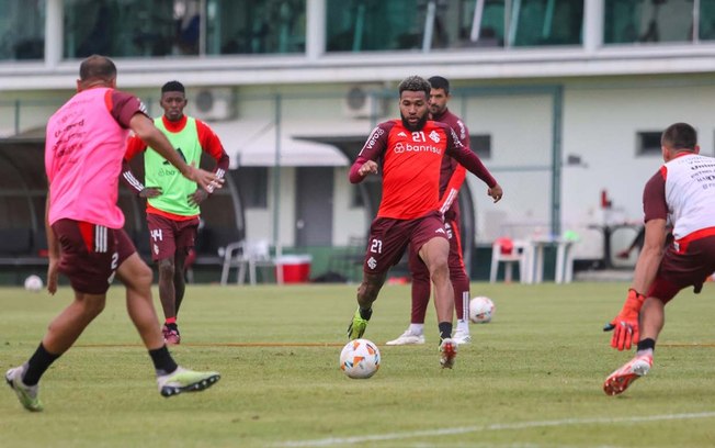 Jogadores do Internacional treinam em um resort 