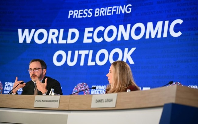 (Da esquerda para a direita) O economista-chefe do Fundo Monetário Internacional (FMI), Pierre-Olivier Gourinchas, e a vice-diretora do Departamento de Pesquisa do FMI, Petya Koeva Brooks, realizam uma coletiva de imprensa enquanto o FMI publica suas previsões econômicas globais em Washington, DC em 16 de abril de 2024