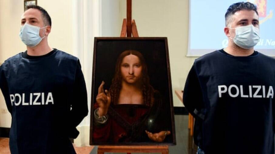 Policiais estão ao lado da pintura recuperada de Salvator Mundi