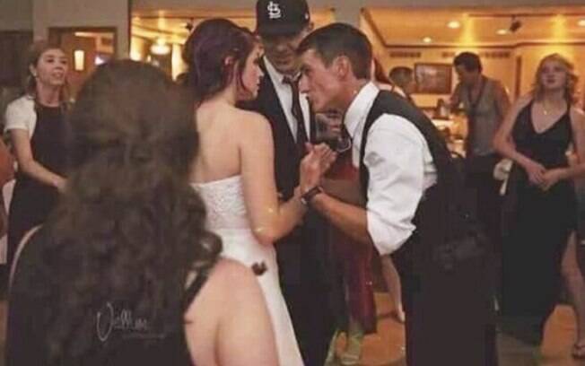 A foto com ilusão de ótica viralizou após internautas acharem que a noiva estava com o bumbum à mostra na festa
