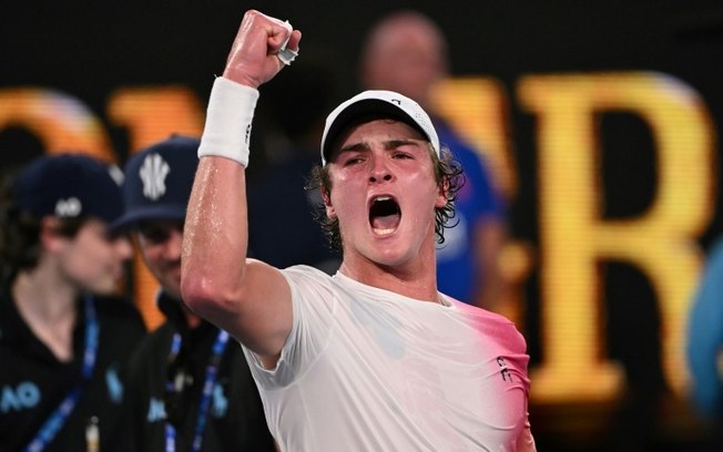 João Fonseca comemora a vitória sobre o russo Andrey Rublev na primeira rodada do Aberto da Austrália João Fonseca comemora a vitória sobre o russo Andrey Rublev na primeira rodada do Aberto da Austrália