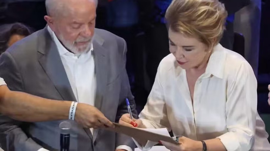 Marta Suplicy assinando a ficha de filiação ao lado de Lula