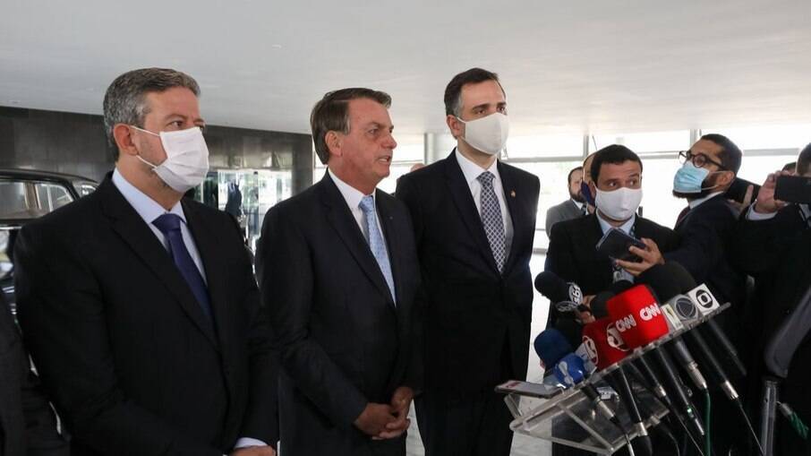 Da esquerda para direita: o presidente do Senado, ROdrigo Pacheco (DEM - MG); o Presidente da República, Jair Bolsonaro (sem partido); e o presidente da Câmara dos Deputados, Arthur Lira (PP - AL)