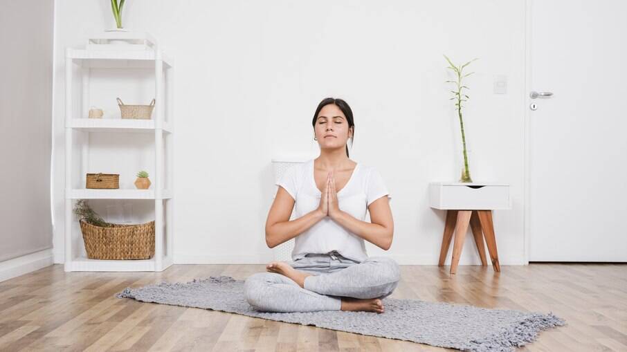 Fazer exercícios de respiração e relaxamento ajudam a amenizar a ansiedade dos períodos difíceis