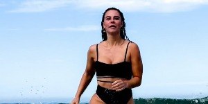 Paolla Oliveira posa de maiô em praia no feriado