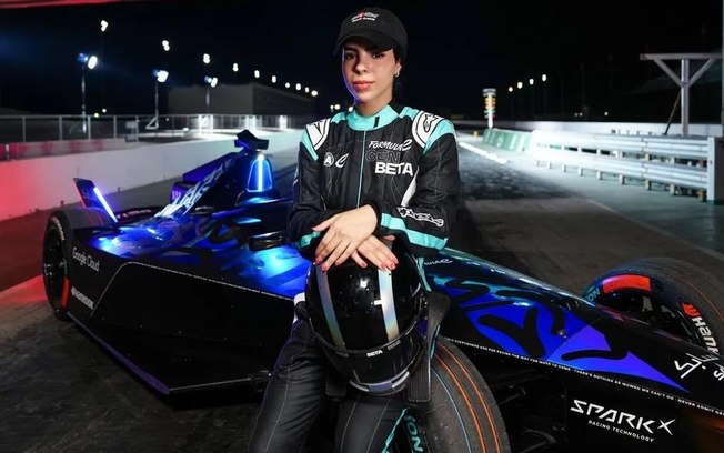 Fórmula E: Pioneira no automobilismo saudita crava recorde de aceleração com o GENBETA