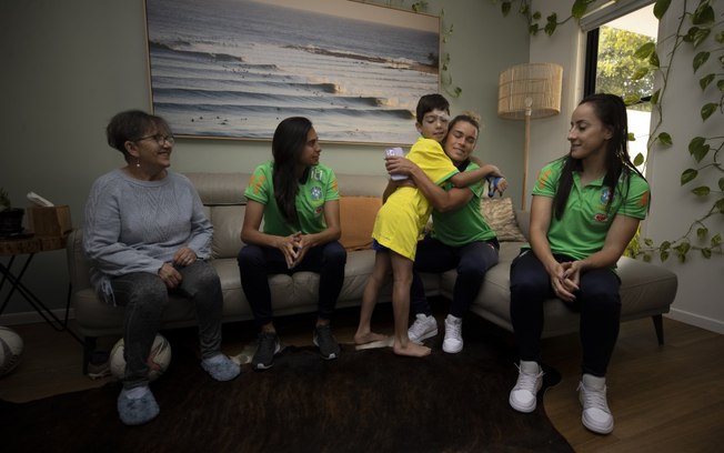 Jogadoras do Brasil visitam criança após acidente