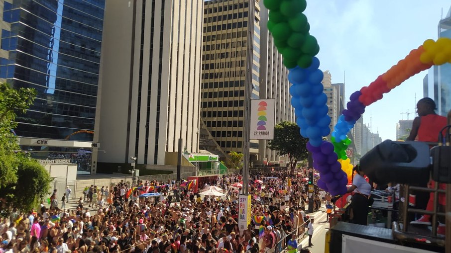 Integrantes da comunidade LGBTQIA+ se concentram na Avenida Paulista, em São Paulo, durante a 27ª Parada do Orgulho LGBT+, que ocorreu em junho deste ano