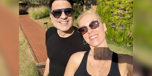Após cirurgia, Edu Guedes curte férias ao lado de Ana Hickmann