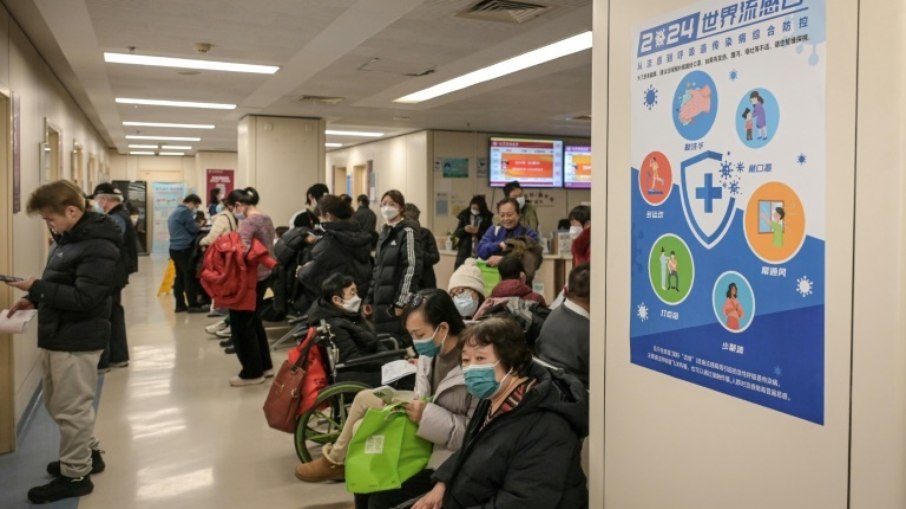 Pacientes usam máscaras enquanto aguardam em hospital de Pequim em 8 de janeiro de 2025