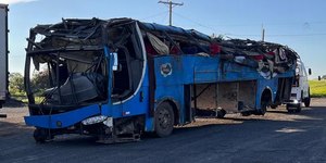 Ônibus que tombou na pista e matou 6 estava irregular, diz PRF