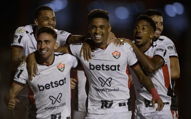 Com dois gols de Alerrandro, Vitória vence o Fortaleza e se garante na Série A